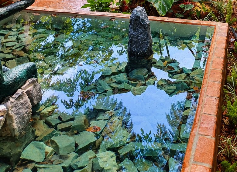 Detalle de la fuente de Rosaura, con piedras y agua quieta