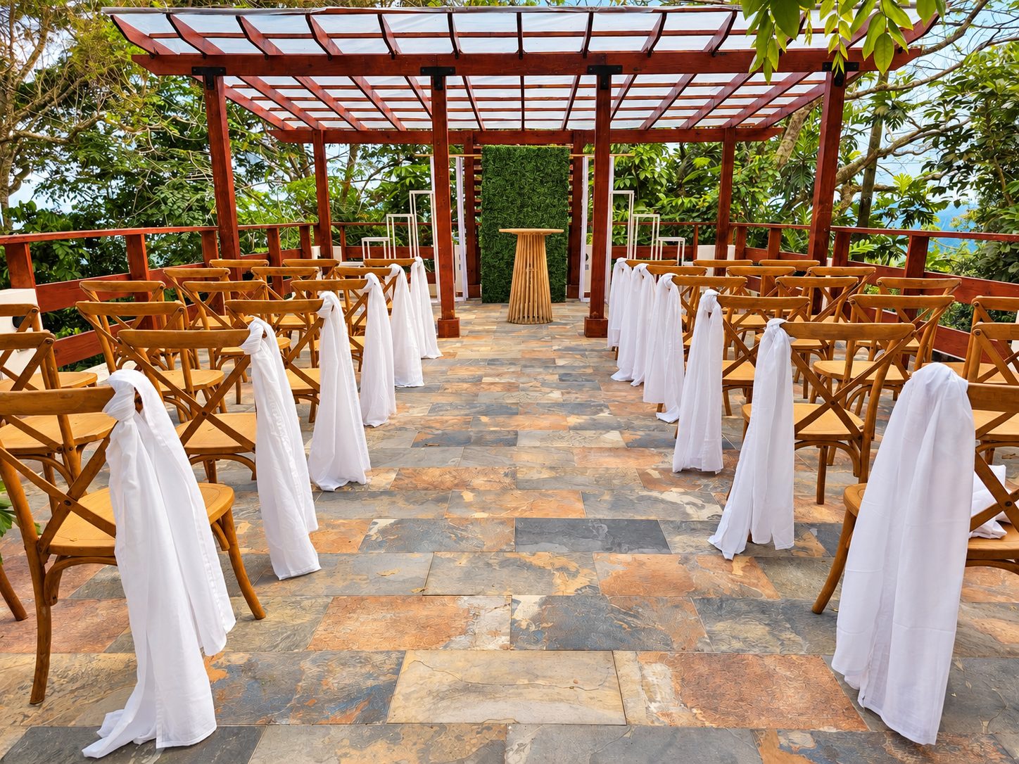 Pérgola de madera en Rosaura, con sillas y telas blancas frente al paisaje